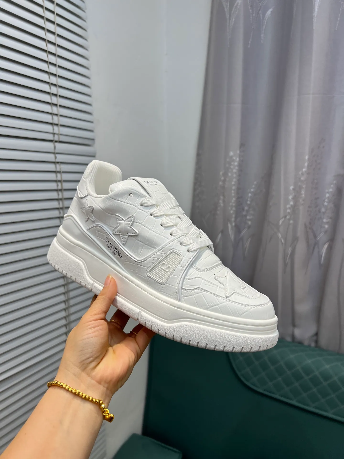 Men's Men's Shoes 💰660 Valentino 2023 early autumn new star shoes are now online! Wang Hedi and Ren Jialun have been worn by many celebrities. Who can refuse the same couple shoes as Wang Hedi! The design of Stars Stab My Heart is cool and spicy. The material of the shoes is cowhide, and every color is beautiful! Size 35-40, men’s size 39-44 (women’s 41, men’s 38, 45🉑️customized)